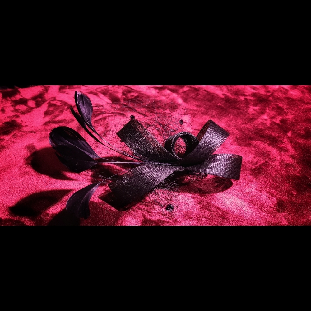 🖤 vintage bow knot fascinator hat with feathers & veil.